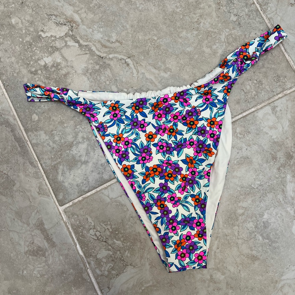FRANKIES BIKINIS NWOT Floral Bikini Bottoms
